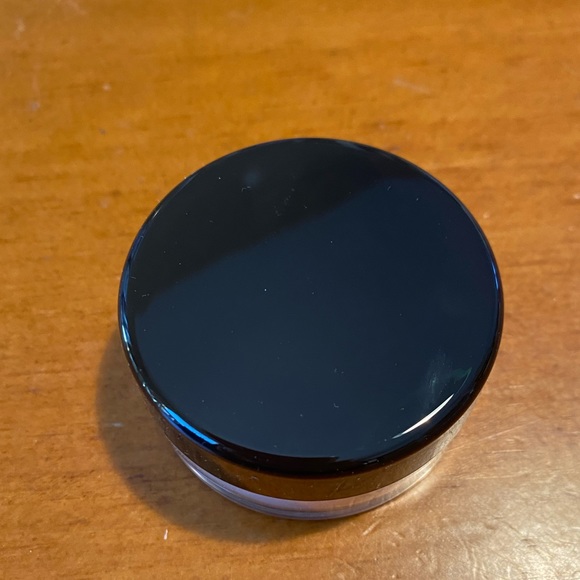 Laura Mercier Translucent Loose Setting Powder - Picture 2 of 13